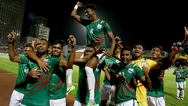 সতীর্থদের কাঁধে জয়ের নায়ক তপু বর্মণ। ছবি: শামসুল হক