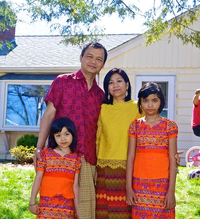 স্ত্রী মাফুই চিং রোয়াজা এবং দুই শিশুকন্যা উমা ও মাশুইয়ের সঙ্গে ড. মং সানু মারমা। ছবি: সংগৃহীত