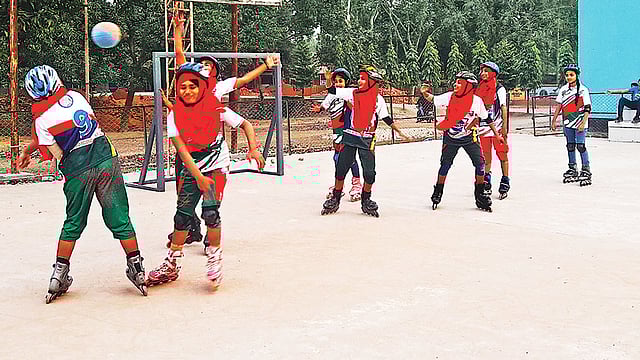 রোল বল খেলায় দেশসেরা দিনাজপুর নারী দলের খেলোয়াড়েরা। গত বিশ্বকাপেও ছিলেন এই দলের পাঁচ খেলোয়াড়। সম্প্রতি দিনাজপুর বাস্কেটবল মাঠে। ছবি: প্রথম আলো