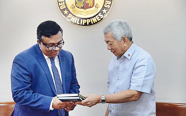 ফিলিপাইনে বাংলাদেশের রাষ্ট্রদূত আসাদ আলম সিয়ামের সঙ্গে দেশটির সাবেক পররাষ্ট্র সচিব পারফেক্টো ইয়াজে জুনিয়র । ছবি: সংগৃহীত