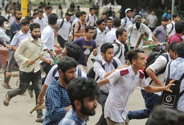 নিরাপদ সড়কের দাবিতে আন্দোলনরত শিক্ষার্থীদের পর সরকার সমর্থন সংগঠনের কর্মীদের হামলা। প্রথম আলো ফাইল ছবি