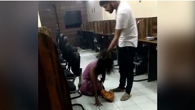 স্থিরচিত্রটি সামাজিক যোগাযোগমাধ্যমে ছড়িয়ে পড়া ভিডিও থেকে নেওয়া