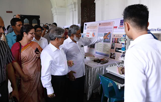 ‘মানুষের জন্য বিজ্ঞান’ গবেষণা পুরস্কার অনুষ্ঠানের একটি মুহূর্ত। ছবি: প্রথম আলো