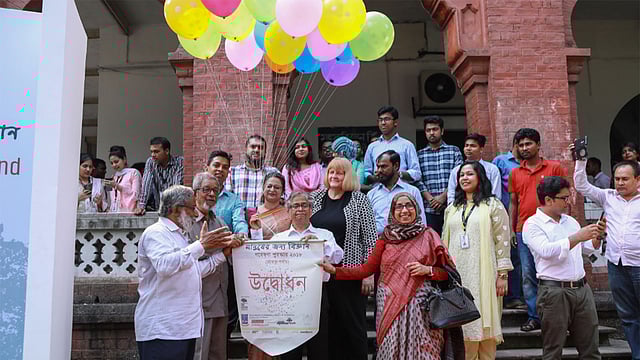 ঢাকা বিশ্ববিদ্যালয়ের কার্জন হলে শনিবার সকালে ‘মানুষের জন্য বিজ্ঞান’ গবেষণা পুরস্কারের উদ্বোধন করা হয়। ছবি: প্রথম আলো