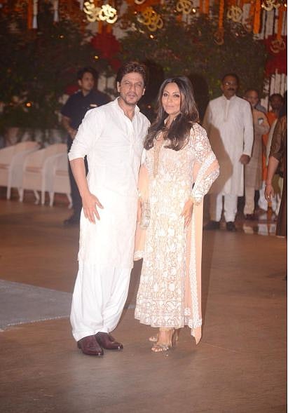 স্ত্রী গৌরী খানকে নিয়ে আম্বানি হাউসে আসেন শাহরুখ খান