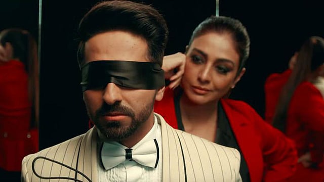 ‘আন্ধা ধুন’ ছবির দৃশ্যে আয়ুষ্মান খুরানা ও টাবু