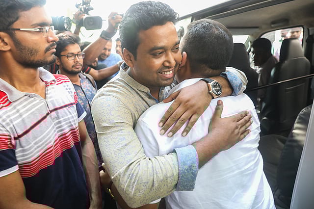 ছাত্রদল সভাপতি রাজিব আহসানের সঙ্গে কোলাকুলি করেন ছাত্রলীগের সাধারণ সম্পাদক গোলাম রাব্বানী। ছবি: দীপু মালাকার