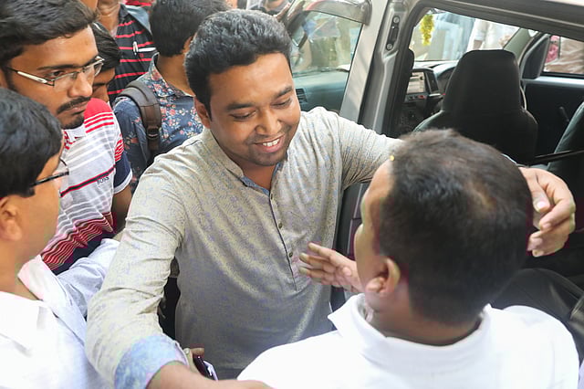 ছাত্রদল সভাপতি রাজিব আহসানের সঙ্গে কোলাকুলি করেন ছাত্রলীগের সাধারণ সম্পাদক গোলাম রাব্বানী। ছবি: দীপু মালাকার