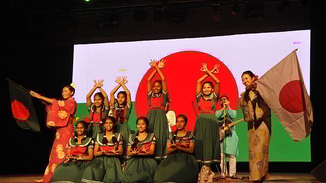 অনুষ্ঠানে ছিল বাংলাদেশ ও জাপানের শিল্পীদের যৌথ পরিবেশনা। ছবি: প্রথম আলো