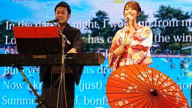 জাপানের দুই শিল্পীর সংগীত পরিবেশনা। ছবি: প্রথম আলো