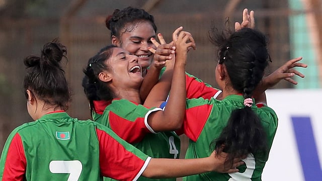 বাহরাইনের জালে একের পর এক গোল অার বাংলাদেশের মেয়েদের উল্লাস।ছবি: শামসুল হক