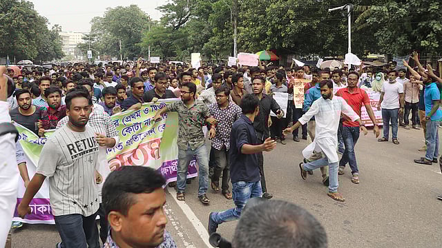 কোটা সংস্কার আন্দোলনকারী এবং সাধারণ শিক্ষার্থীদের ব্যানারে ছাত্রলীগের পাল্টাপাল্টি মিছিল। চারুকলা অনুষদ, ঢাকা বিশ্ববিদ্যালয়, ১৮ সেপ্টেম্বর। ছবি: দীপু মালাকার