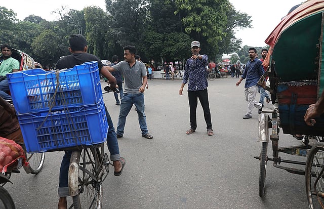 কোটা সংস্কার আন্দোলনকারীদের মিছিল রাজু ভাস্কর্য অতিক্রম করতে গেলে কয়েকজন ছাত্রলীগ কর্মী রিকশা থামিয়ে তাদের আটকিয়ে দেওয়ার চেষ্টা করে। ঢাকা বিশ্ববিদ্যালয়, ১৮ সেপ্টেম্বর। ছবি: দীপু মালাকার