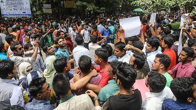 কোটা সংস্কার আন্দোলনকারীরা তিন দফা দাবিতে মিছিল করে। কোটা না রাখতে কমিটির সুপারিশকে স্বাগত জানিয়ে পাল্টাপাল্টি মিছিল করে ছাত্রলীগের নেতা-কর্মীরা। কেন্দ্রীয় গ্রন্থাগার , ১৮ সেপ্টেম্বর। ছবি: দীপু মালাকার