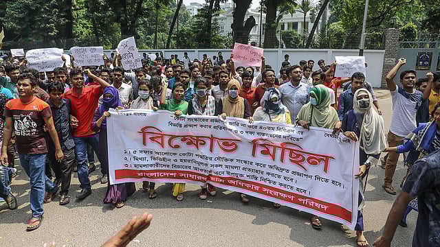 ঢাকা বিশ্ববিদ্যালয়ের ভিসির বাসভবনের সামনে বিক্ষোভ মিছিল কোটা সংস্কার আন্দোলনকারীদের। ঢাকা, ১৮ সেপ্টেম্বর। ছবি: দীপু মালাকার