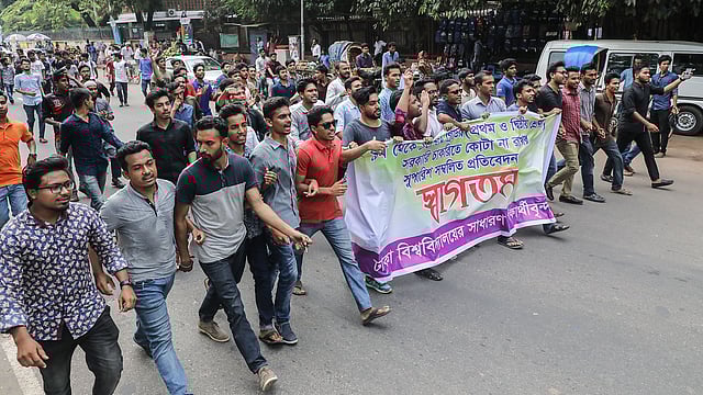 কোটা না রাখার সুপারিশকে স্বাগত জানিয়ে সাধারণ শিক্ষার্থীদের ব্যানারের মিছিলে ছাত্রলীগের নেতা-কর্মীরা। কেন্দ্রীয় মসজিদ, ঢাকা বিশ্ববিদ্যালয়, ১৮ সেপ্টেম্বর। ছবি: দীপু মালাকার