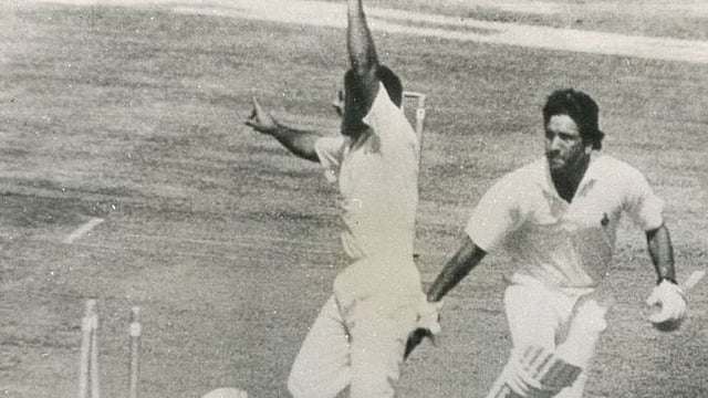 ঢাকার সেই ভারত-পাকিস্তান ম্যাচের দৃশ্য। রানআউট হয়ে গেলেন আবদুল কাদির। ছবি: দ্য হিন্দুর সৌজন্যে