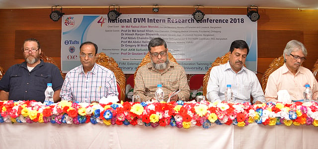 চট্টগ্রাম ভেটেরিনারি ও অ্যানিমেল সায়েন্সেস বিশ্ববিদ্যালয়ে দুই দিনব্যাপী ৪র্থ জাতীয় ডিভিএম ইন্টার্ন গবেষণা সম্মেলন অনুষ্ঠিত হয়। ছবি: প্রথম আলো