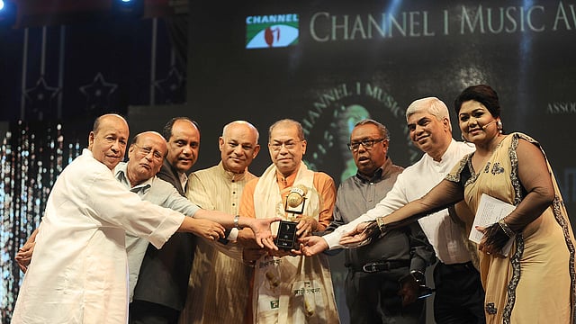 ‘চ্যানেল আই মিউজিক অ্যাওয়ার্ডস ২০১৮ পাওয়ার্ড বাই সেভেন আপ’ আয়োজনে আজীবন সম্মাননায় ভূষিত করা হয় সুবীর নন্দীকে। ছবি: চ্যানেল আই