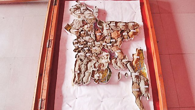 ৬৪ জেলার মাটি নিয়ে বাংলাদেশের মানচিত্র তৈরি করেছেন ফরিদপুরের আলফাডাঙ্গার শুভংকর পাল। ছবি: প্রথম আলো