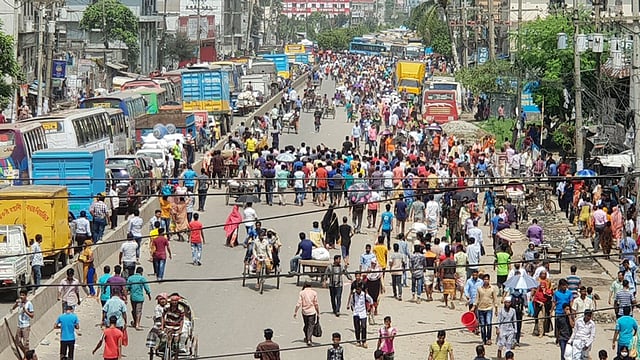 মহাসড়ক অবরোধ করলে দীর্ঘ যানজটের সৃষ্টি হয়। ছবি: প্রথম আলো