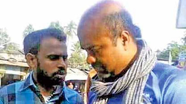 মন্ত্রিপুত্র মোহিত উর রহমানের (ডানে) সঙ্গে একান্তে কথা বলছেন মো. সাজ্জাদ আলম ওরফে শেখ আজাদ। ছবি: সংগৃহীত