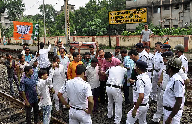 পুলিশের সঙ্গে বিজেপি সমর্থকদের সংঘর্ষ হয়। ছবি: ভাস্কর মুখার্জি