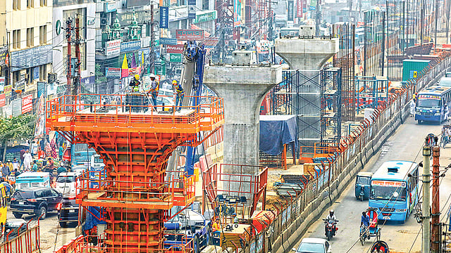 মেট্রোরেল প্রকল্পের মূল কাজ শুরুর পর সড়কের প্রস্থ কমে গেছে। যানজট এখন মিরপুর, আগারগাঁওবাসীর নিত্যসঙ্গী। নির্ধারিত সময়ে কাজ শেষ না হলে এই ভোগান্তি আরও দীর্ঘ হবে বলে আশঙ্কা। গতকাল দুপুরে মিরপুর ১১ নম্বর এলাকায়। ছবি: তানভীর আহাম্মেদ