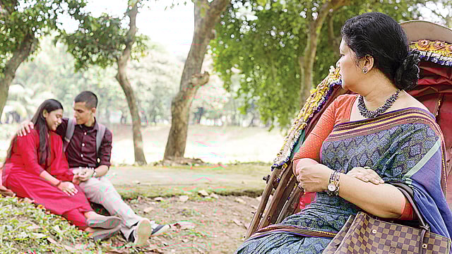কম বয়সী সন্তান কারও সঙ্গে প্রেম করছে, বুঝলেই মা–বাবার মাথা গরম না করে তার সঙ্গে খোলামেলা কথা বলা উচিত প্রতীকী এই ছবিতে মডেল হয়েছেন মৌনিতা ইরাম ও বনশিখা, ছবি: কবির হোসেন