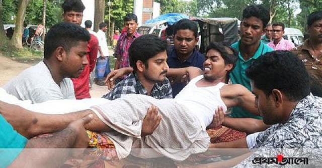 ছাত্রলীগের হাতুড়িপেটায় আহত হন রাজশাহী বিশ্ববিদ্যালয়ের শিক্ষার্থী তরিকুল ইসলাম। প্রথম আলো ফাইল ছবি