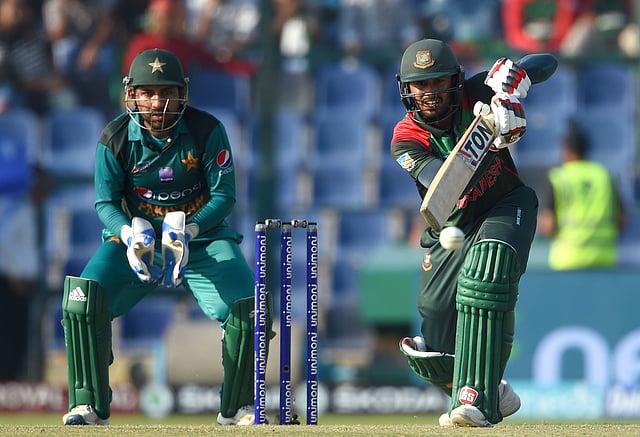 মুশফিকের সঙ্গে দারুণ জুটি গড়েছেন মিঠুন। ছবি: এএফপি