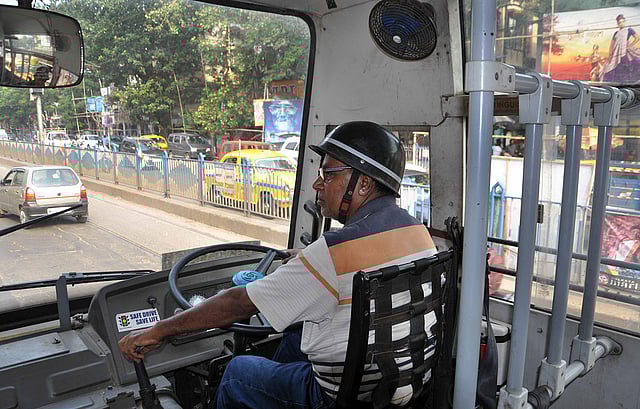 খড়গপুরে বহু বাসচালক মাথায় হেলমেট দিয়ে বাস চালিয়েছেন আজ। ছবি: ভাস্কর মুখার্জি