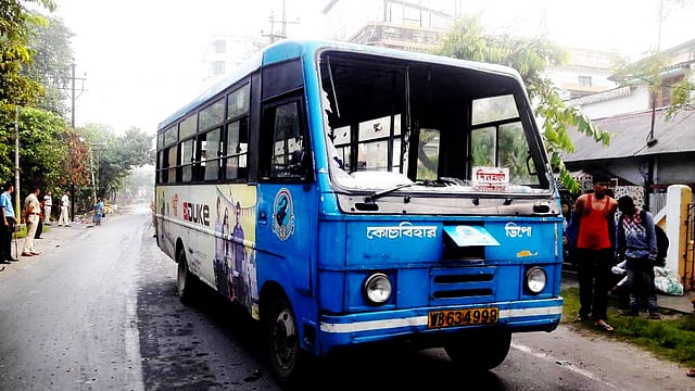 বিজেপি-তৃণমূলের ব্যাপক সংঘর্ষ। ভাঙচুর করা হয় অনেক পরিবহন। ছবি: ভাস্কর মুখার্জি