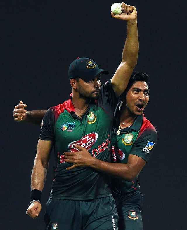 মাশরাফিকে মনে হয় এক মুসাফির—যেন কোন সুদূরে তাঁর চোখ।