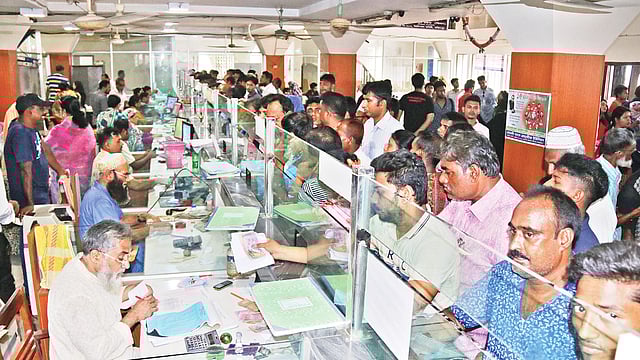কর্মব্যস্ত একটি ব্যাংকে কাজ করছেন কর্মকর্তারা। ছবি: প্রথম আলো