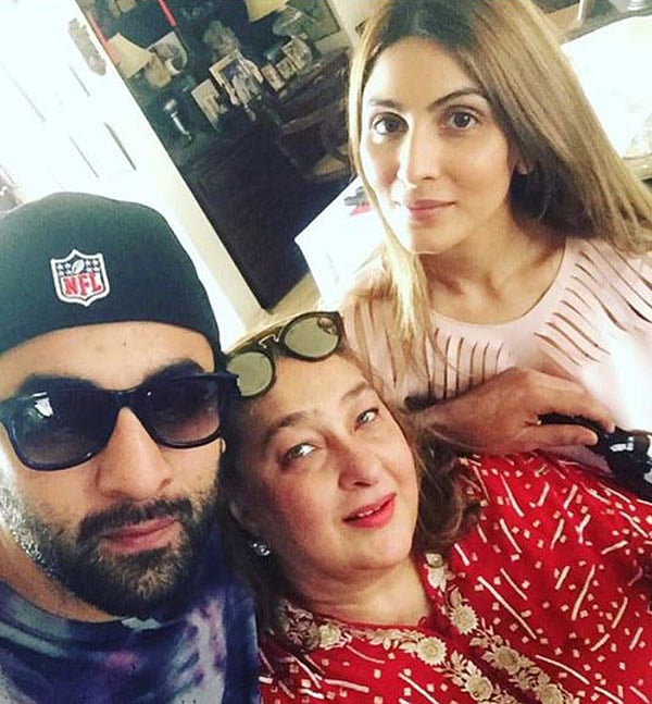 গতকাল বৃহস্পতিবার রাতে ফুফু রিমা কাপুর জৈন আর বোন ঋদ্ধিমা কাপুর সাহনির সঙ্গে রণবীর কাপুর