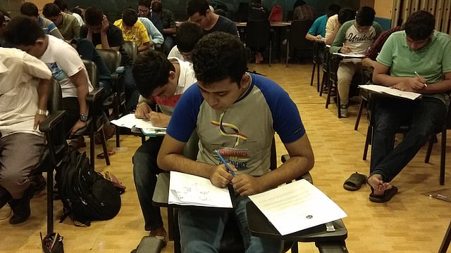 লিখিত পরীক্ষা দিচ্ছেন ইরানি জ্যামিতি অলিম্পিয়াডের ৫ম আসর অংশ নেওয়া বাংলাদেশি শিক্ষার্থীরা। গত ৬ সেপ্টেম্বরের প্রথম আলোর কারওয়ান বাজারের কার্যালয়ের প্রশিক্ষণ কক্ষে এ পরীক্ষা অনুষ্ঠিত হয়।