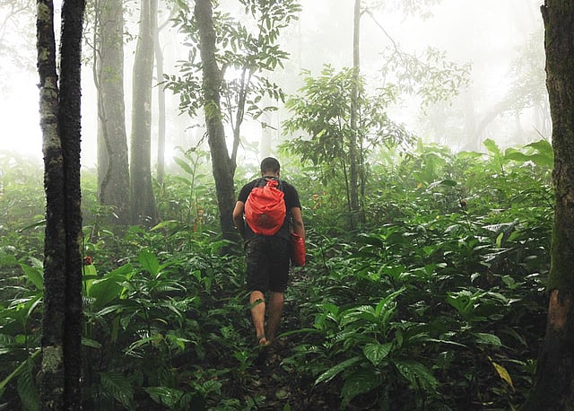 মেঘ নেমেছিল কির্সতংয়ের চূড়ায়। ছবি: সাকিব নিলয়