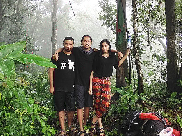 কির্সতংয়ের চূড়ায় তিন অভিযাত্রী—বাঁদিক থেকে শাহাদাত জামান, সাকিব নিলয় ও সামিরা কামিল