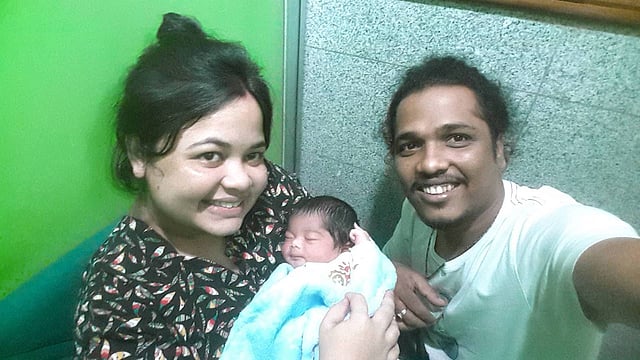 কন্যার সঙ্গে পুলক ও তাঁর স্ত্রী