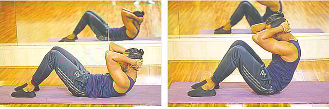 ম্যাটের ওপর শুয়ে হাঁটু ভাঁজ করে রাখুন। এবার মাথার নিচে হাত রাখুন। কোমর পর্যন্ত পুরো শরীরকে ওপরের দিকে ওঠান। আবার নামিয়ে আনতে হবে। কিন্তু শরীর নামানোর সময় মাথা যেন ম্যাটের সঙ্গে লেগে না যায়, খেয়াল রাখতে হবে সেদিকে। ৩০ বার করুন।