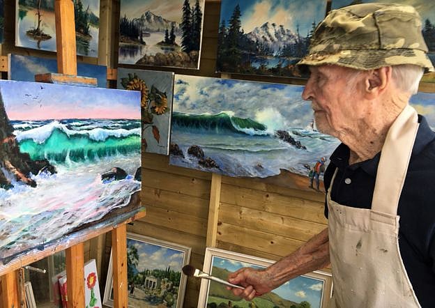 একাকিত্ব ঘোচাতে ছবি এঁকে নিজেকে ব্যস্ত রাখেন জ্যাক কিং। ছবি: বিবিসির সৌজন্যে