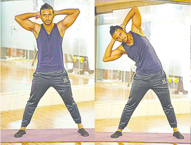 আরামদায়ক দূরত্বে পা ফাঁকা করে মাথার পেছনে হাত দিয়ে দাঁড়াতে হবে। এরপর একবার বাঁ দিকে ঝুঁকতে হবে, আরেকবার ডান দিকে ঝুঁকতে হবে। এভাবে ৩০ বার করুন।