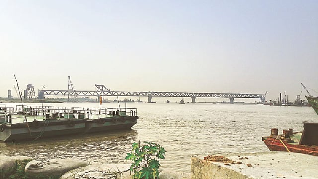 এখন পর্যন্ত মূল সেতুর ৪১টি পিলারের মধ্যে ১৪টির কাজ শেষ হয়েছে। গত ২৯ সেপ্টেম্বর, শরীয়তপুরের জাজিরা পয়েন্ট। ছবি: প্রথম আলো