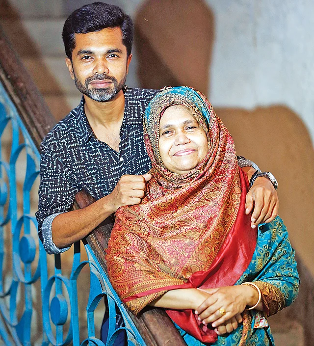 মায়ের সঙ্গে আলোকচিত্রী কে এম আসাদ । ছবি : হাসান রাজা