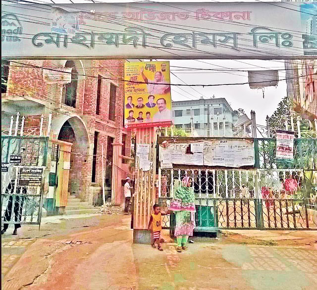 মোহাম্মদী হোমস আবাসনের নিরাপত্তাব্যবস্থা বেশ ভালো। প্রবেশের জন্য চারটি ফটক, রয়েছে সার্বক্ষণিক প্রহরী। শনিবার একটি ফটকের সামনে থেকে তোলা দৃশ্য। প্রথম আলো