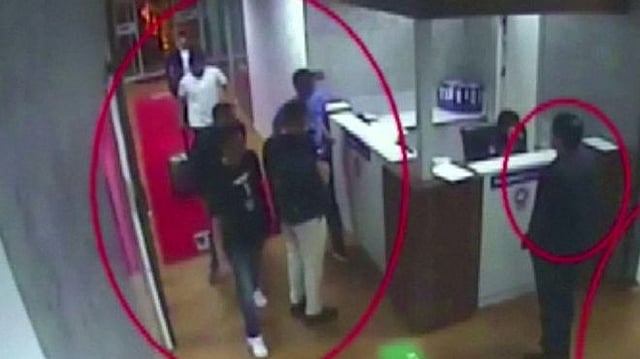 সৌদি কনস্যুলেটের ভেতর সাংবাদিক জামাল খাসোগি। ছবি: রয়টার্স