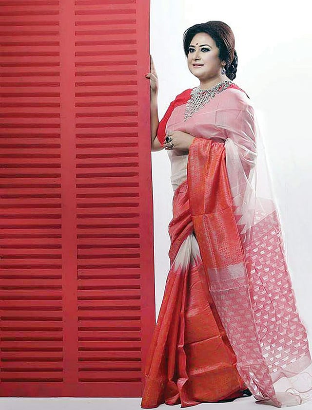 পুজোর সাজে উত্তরের নকশার জন্য মডেল হয়েছেন পঞ্চকবির গানের কন্যা ঋদ্ধি বন্দোপাধ্যায়