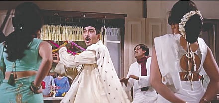 ভোলারূপী সুনীল দত্তের ঘরে ঢুকে সায়রা বানু ওরফে িবন্দু েদখে ফেলেন অবভাসের জগতের পেছনের সত্য। পাড়োসান ছবির সবচেয়ে নাটকীয় মুহূর্ত