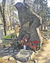 মস্কোয় নাজিম হিকমত ও ভেরা তুলিয়াকোভার কবর। একই কবরে সমাহিত হয়েছিলেন তাঁরা। ছবি: সংগৃহীত